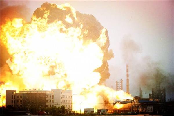 太阳GG电缆快讯－包头一小区电缆一再爆炸没人管！